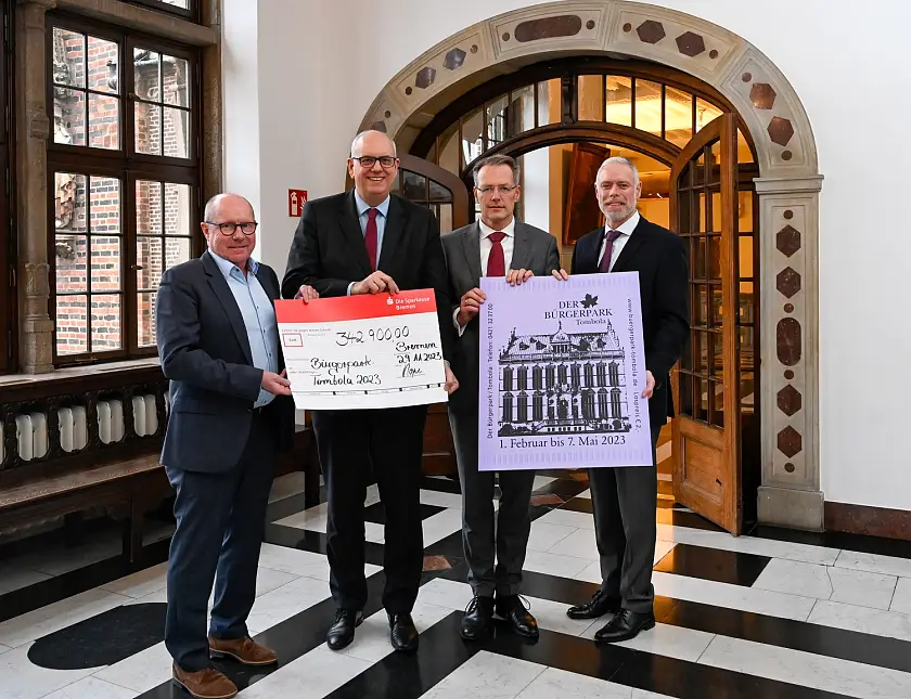 Symbolische Scheckübergabe mit Tombola-Geschäftsführer Dietmar Hoppe, Bürgermeister Andreas Bovenschulte, Prof. Dr. Dietrich Grashoff (Präsident des Bürgerparkvereins) und Parkdirektor Tim Großmann (v.l.n.r.). Foto: Senatspressestelle