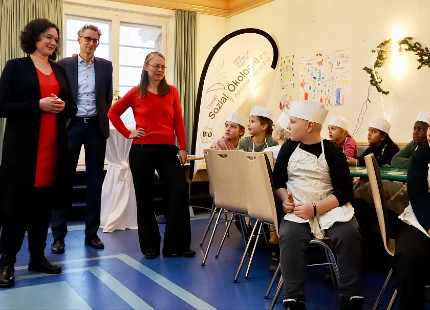 Die Senatorin für Umwelt, Klima und Wissenschaft Kathrin Moosdorf, Finanzstaatsrat Dr. Martin Hagen und die Senatorin für Kinder und Bildung Sascha Karolin Aulepp stimmen sich mit den Kindern der 4b der Grundschule Rablinghausen auf die Bio-Backstube ein. Foto: Finanzressort