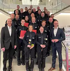 Die Absolventinnen und Absolventen mit Anstaltsleiter Hans-Jürgen Erdtmann (vorne links), dem Rechtsausschussvorsitzenden Dr. Marcel Schröder (vorne rechts) und Staatsrat Björn Tschöpe (hinten Mitte). Foto: Justizressort