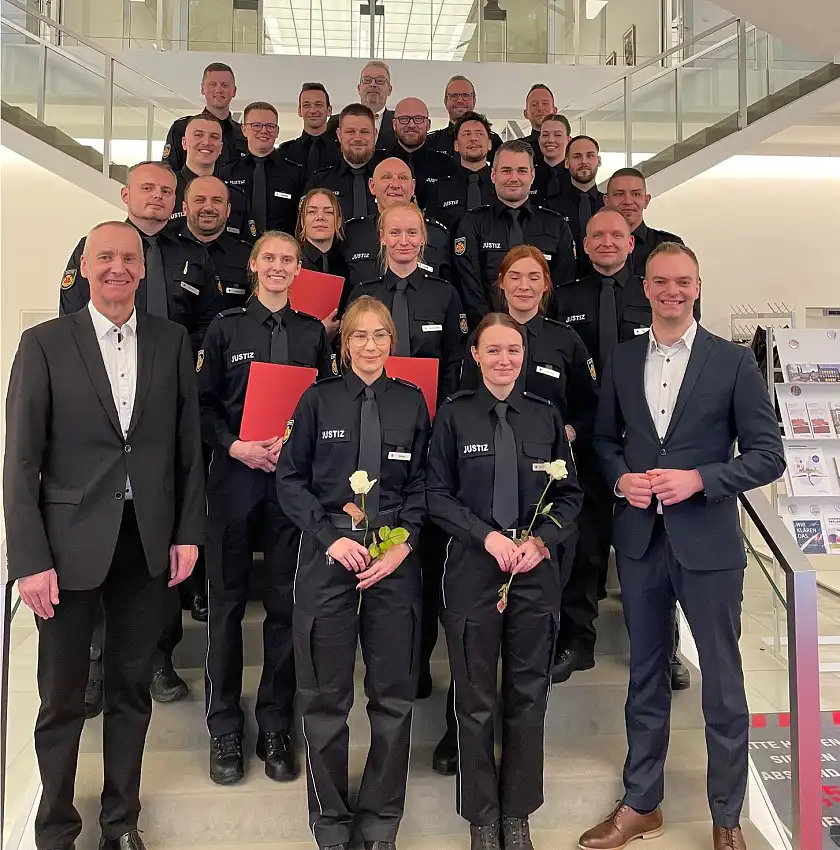 Die Absolventinnen und Absolventen mit Anstaltsleiter Hans-Jürgen Erdtmann (vorne links), dem Rechtsausschussvorsitzenden Dr. Marcel Schröder (vorne rechts) und Staatsrat Björn Tschöpe (hinten Mitte). Foto: Justizressort