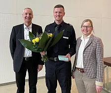 v.l.n.r.: Anstaltsleiter Hans-Jürgen Erdtmann, Jahrgangsbester Lennart Mangels, Abteilungsleiterin bei der Senatorin für Justiz und Verfassung Dr. Kerstin Ashauer. Foto: Justizressort