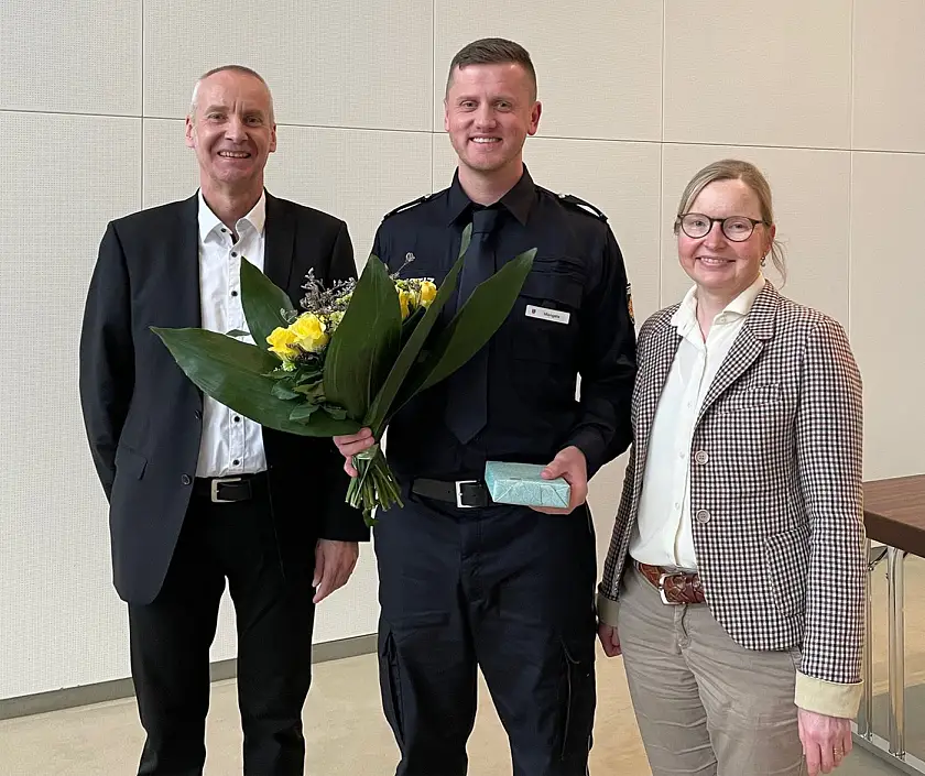 v.l.n.r.: Anstaltsleiter Hans-Jürgen Erdtmann, Jahrgangsbester Lennart Mangels, Abteilungsleiterin bei der Senatorin für Justiz und Verfassung Dr. Kerstin Ashauer. Foto: Justizressort