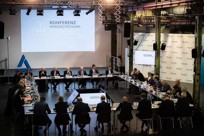 Die Teilnehmerinnen und Teilnehmer des Energiekonvents beim Kupferhersteller Aurubis in Hamburg. Foto: Senatskanzlei Hamburg