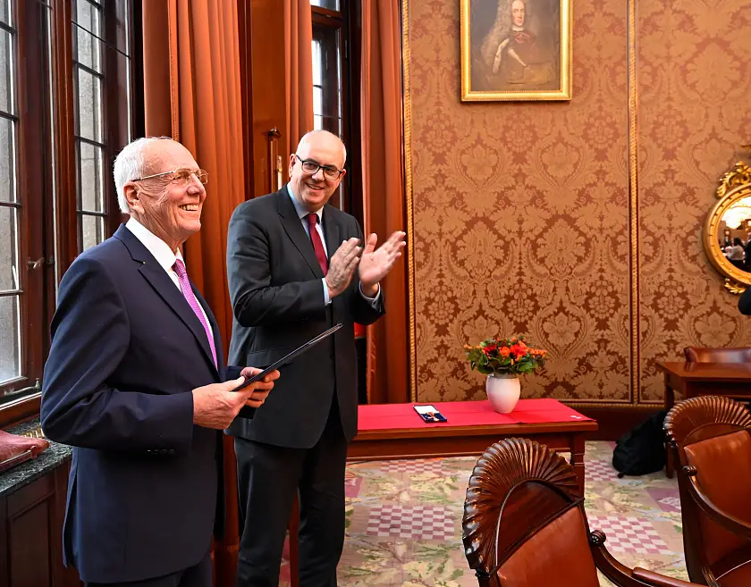 Mit dem Verdienstkreuz am Bande ausgezeichnet: Karl Böhme wurde im Senatssaal des Bremer Rathauses von Bürgermeister Andreas Bovenschulte die Auszeichnung überreicht. Foto: Senatspressestelle