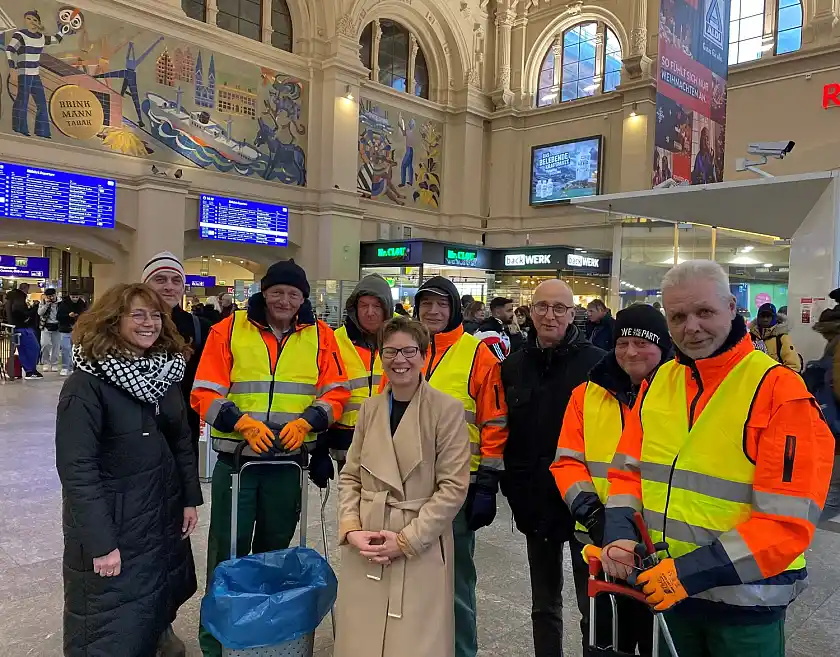 Arbeits- und Sozialsenatorin Dr. Claudia Schilling (Mitte) und Arbeits-Staatsrätin Karin Treu (links) begrüßen die fünf Adventlotsen zusammen mit Betriebsleiter Helmut Honkomp (2. von links) sowie Andreas Kaireit von der Gröpelinger Recycling-Initiative (3. von rechts) im Hauptbahnhof. Foto: Sozialressort