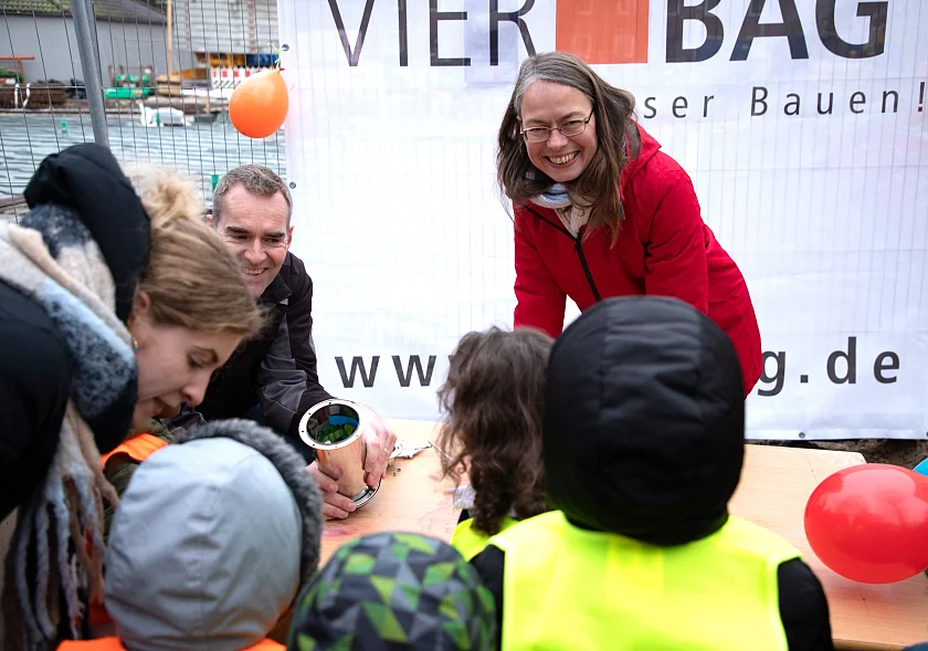 Zusammen mit den Kindern, die künftig in der neuen Kita Halmerweg lernen werden, legte Kinder- und Bildungssenatorin Sascha Karolin Aulepp den Grundstein. Foto: Bildungsressort