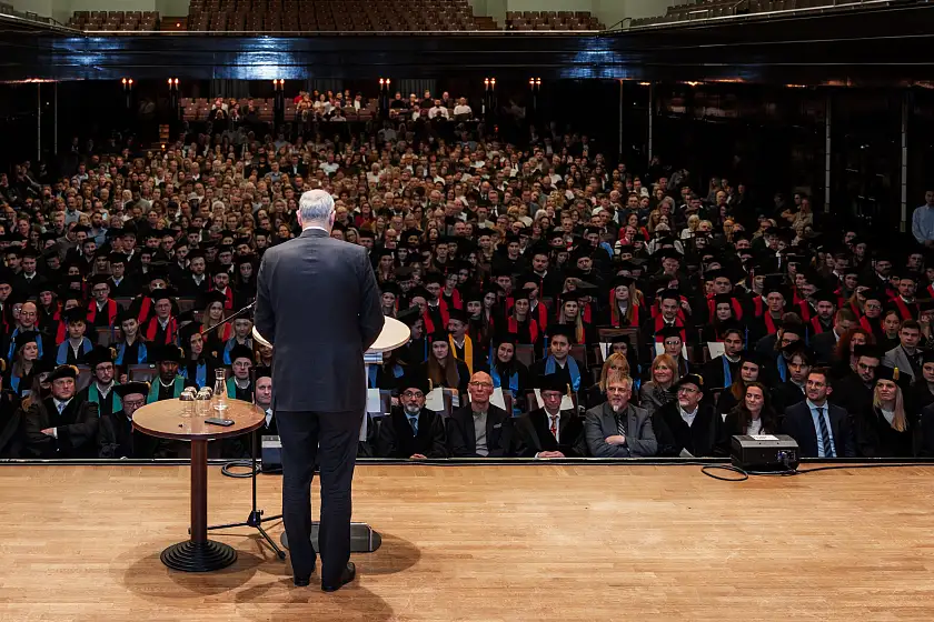 Bürgermeister Bovenschulte verabschiedet Absolventinnen und Absolventen der Wirtschaftswissenschaften. Foto: Universität Bremen