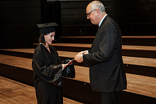 Bürgermeister Bovenschulte gratuliert einer Absolventin. Foto Universität Bremen