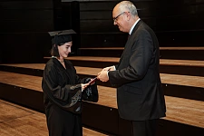 Bürgermeister Bovenschulte gratuliert einer Absolventin. Foto Universität Bremen