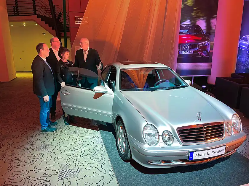 90 Jahre Mercedes-Zugehörigkeit im Gespräch mit dem Bürgermeister (von links): Michael Kante (40-jähriges Jubiläum), Jens Brunklaus (25-jähriges Jubiläum) und Susanne Hornig (25-jähriges Jubiläum) mit Bürgermeister Andreas Bovenschulte neben einem im Jahr 2000 in Bremen vom Band gelaufenen Mercedes CLK Coupé. Foto: Mercedes-Benz Werk Bremen