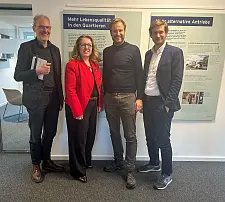 Dr. Ralph Baumheier (Staatsrat für Bau, Mobilität und Stadtentwicklung), Özlem Ünsal (Senatorin für Bau, Mobilität und Stadtentwicklung), Dr. Anjes Tjarks (Senator für Verkehr und Mobilitätswende) und Martin Bill (Staatsrat für Verkehr und Mobilitätswende). Foto: Bauressort