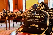 Etwa 10.000 solcher Beutel gehen aus Bremen in die Partnerregion Oblast Odessa in der Ukraine. Foto: Senatspressestelle