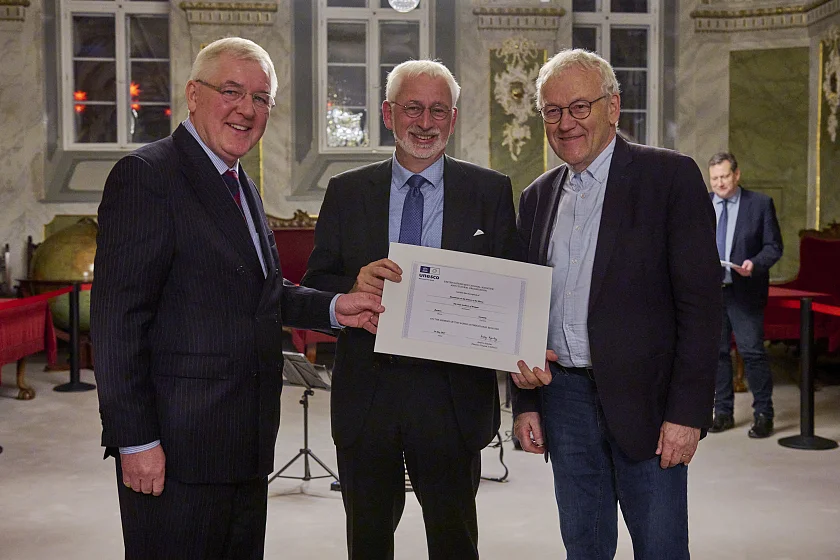 Prof. Dr. Hartwig Lüdtke, Vizepräsident der DUK, Prof. Dr. Konrad Elmshäuser, Leiter Staatsarchiv Bremen, Prof. Dr. Joachim Felix Leonhard, MOW-Nominierungskomitee der DUK. Foto: Archiv Hansestadt Lübeck
