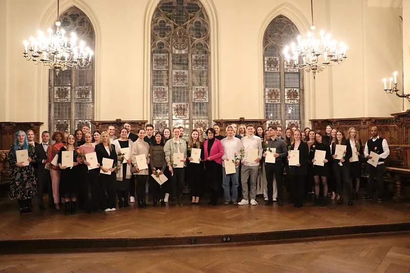 Die Jahrgangsbesten 2023 in den Gesundheitsfachberufen. Foto: Gesundheitsressort. 