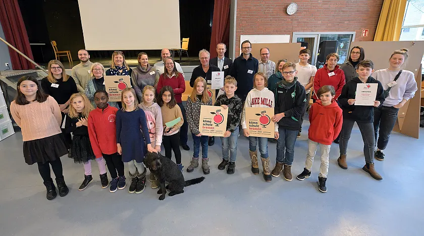 Bildungssenatorin Sascha Karolin Aulepp mit den Vertreterinnen den Vertreterinnen und Vertretern der Klimaschulen. Foto: energiekonsens