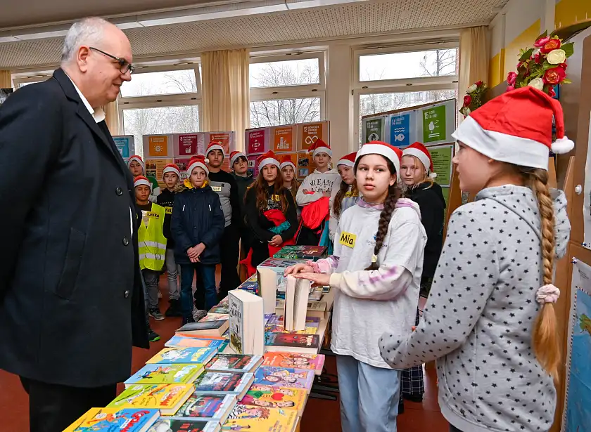 Bürgermeister Andreas Bovenschulte lässt sich von Schülerinnen und Schülern der Wilhelm-Focke-Oberschule erläutern, was sie alles getan haben, um Klimaschule zu werden. Foto: Senatspressestelle.