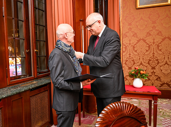 Bürgermeister Andreas Bovenschulte überreicht Alexander Künzel das Bundesverdienstkreuz. Foto: Senatspressestelle