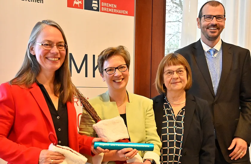 Senatorinnen Sascha Karolin Aulepp und Dr. Claudia Schilling sowie Familienministerin Ursula Nonnemacher mit Jugendminister Steffen Freiberg aus Brandenburg bei der Staffelübergabe in Potsdam
