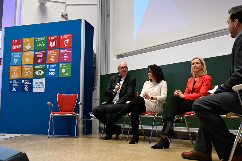 Bürgermeister Andreas Bovenschulte mit Staatsministerin Sarah Ryglewski und der Rektorin der Universität Bremen, Jutta Günther während der Dialogkonferenz zur Fortschreibung der Deutschen Nachhaltigkeitsstrategie. Foto: Senatspressestelle