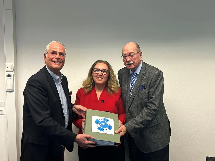 (v.l.n.r.) Prof. Dr. Andreas Groß, Bausenatorin Özlem Ünsal und Ernst-Ludwig Neuenkirchen mit den 3.000 Unterschriften zum Erhalt des Strandlust-Areals. Foto: Bauressort