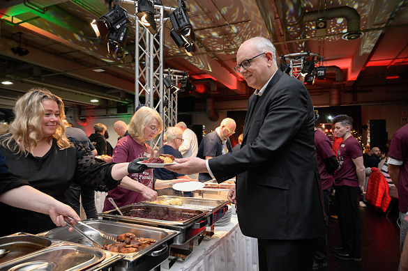 Bürgermeister Andreas Bovenschulte half auf der Benefizveranstaltung Dein Festmahl beim Servieren. Foto:Senatspressestelle