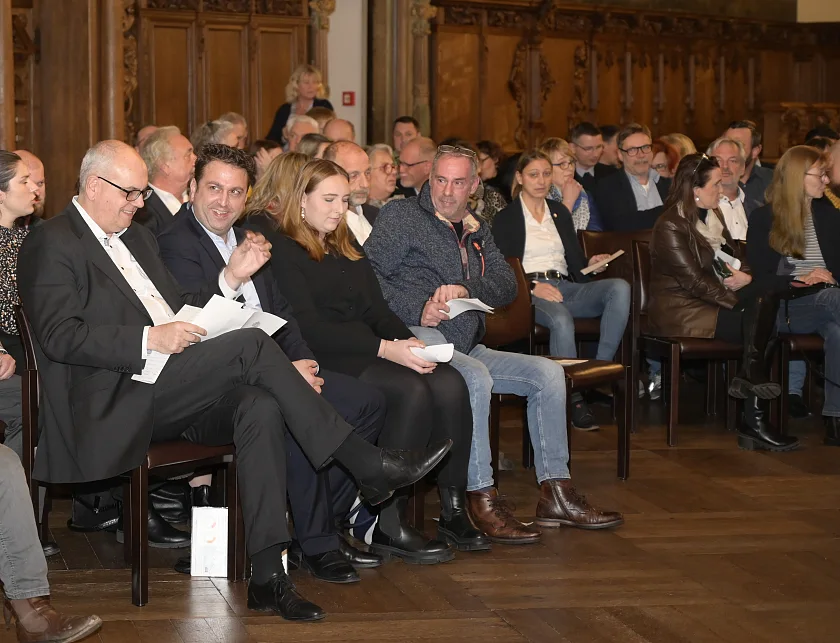 Die Rednerin und Redner beim diesjährigen Empfang für die Betriebs- und Personalräte (von links): Bürgermeister Andreas Bovenschulte, Ernesto Harder (Vorsitzender DGB Bremen), Clarissa Dräger (Auszubildende der Bahn) und Bernd Hillmann (Personalrat Die Bremer Stadtreinigung). Foto: Senatskanzlei