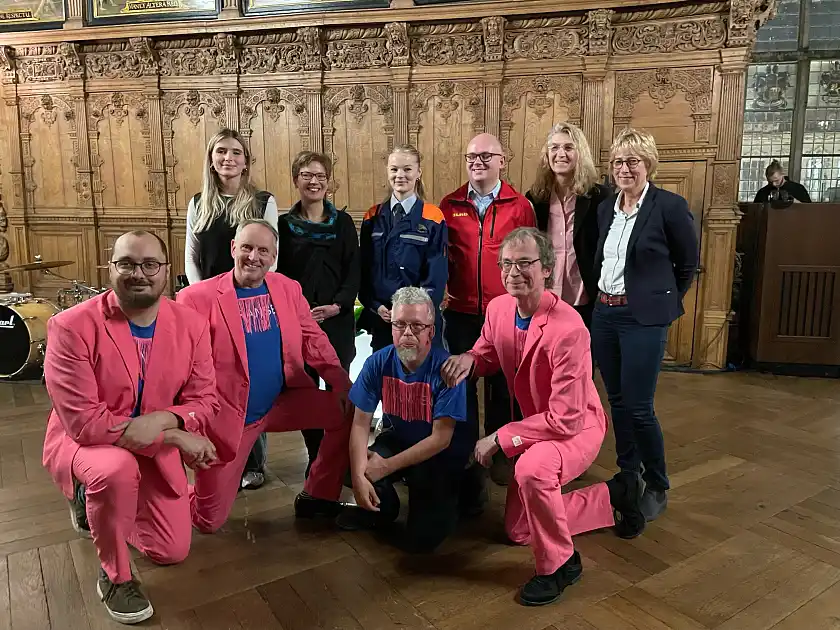 Senatorin Dr. Claudia Schilling (2. v. l., hintere Reihe) und Rose Gerdts-Schiffler ( r., hintere Reihe) mit Ehrenamtlichen und der Blaumeier-Band Fransen. Foto: Sozialressort