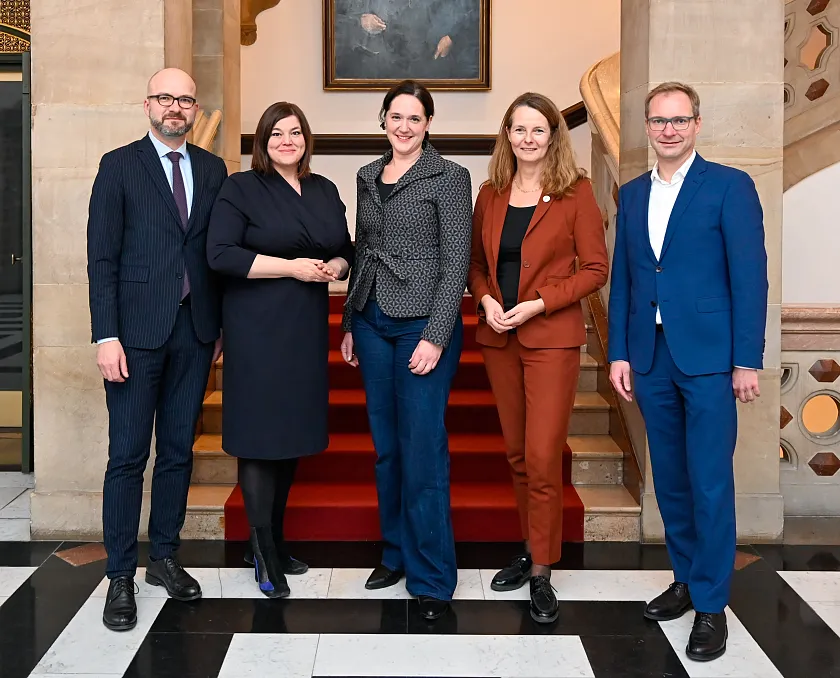 Die Norddeutsche Wissenschaftsministerinnen und –ministerkonferenz tagt im Bremer Rathaus: (von links) Abteilungsleiter Rüdiger Eichel (Niedersachsen), Senatorin Katharina Fegebank (Hamburg), Senatorin Kathrin Moosdorf (Bremen), Ministerin Bettina Martin (Mecklenburg-Vorpommern) und Staatssekretär Guido Wendt (Schleswig-Holstein). Foto: Senatspressestelle