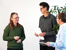 Das Gründungsteam der neuen Oberschule Delmestraße, Marcus Schreyer und Raphael Stöcklin, mit Senatorin Aulepp. Foto: Bildungsressort
