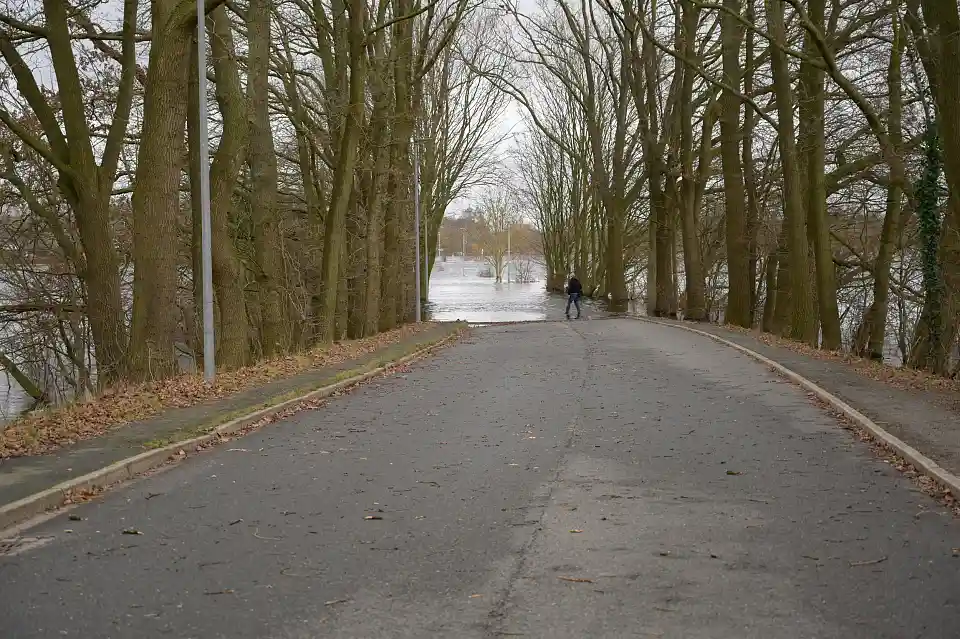 Eine Straße endet im Wasser. Foto: Senatspressestelle