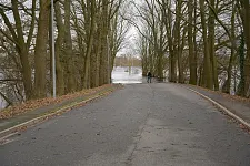Eine Straße endet im Wasser. Foto: Senatspressestelle