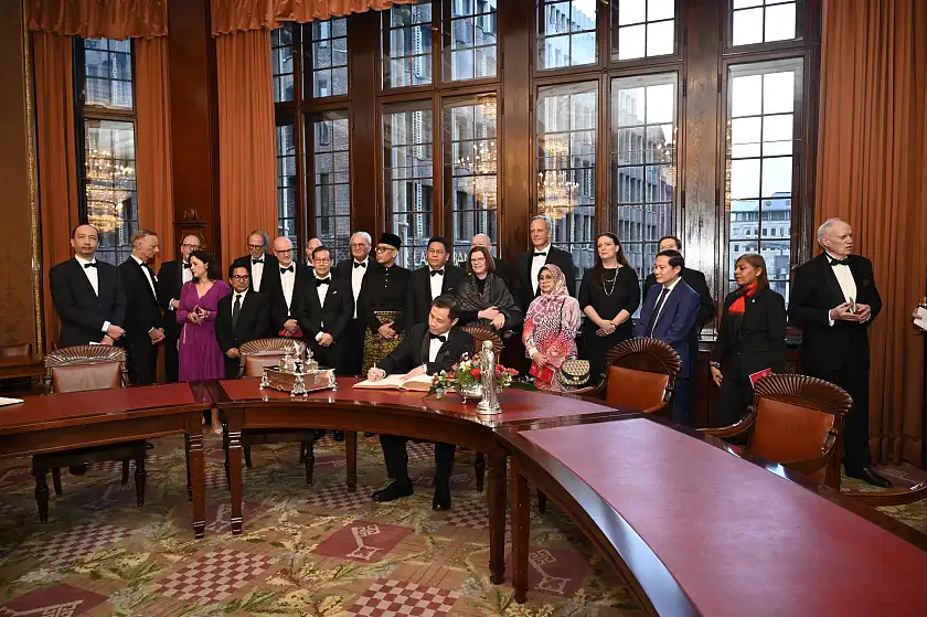 Der Botschafter des diesjährigen Schwerpunktlandes des OAV-Essens, Laurence Bay aus Singapur, beim Eintrag in das Goldene Buch. Alle teilnehmenden Botschafterinnen und Botschafter trugen sich ein. Wirtschaftssenatorin Kristina Vogt (hinter Bay) begrüßte die Diplomatinnen und Diplomaten namens des Senats. Foto: Senatspressestelle