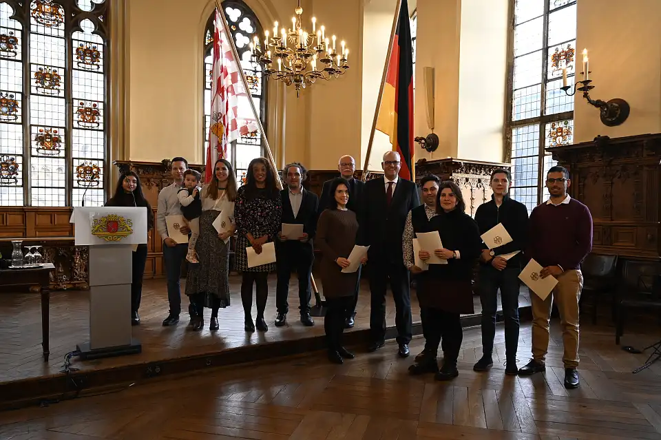 Bürgermeister Andreas Bovenschulte und Innensenator Ulrich Mäurer zusammen mit neu eingebürgerten Bremerinnen und Bremern. Foto: Senatspressestelle 