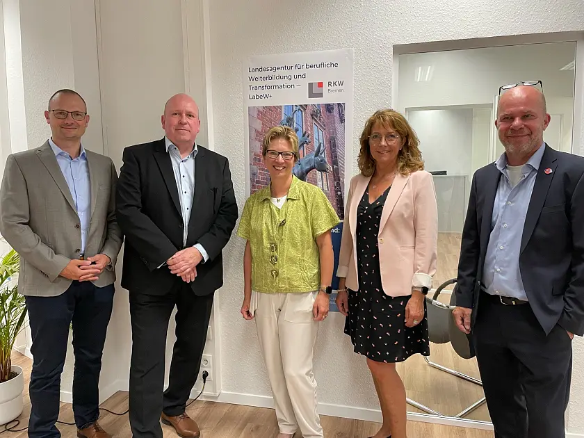 Senatorin Dr. Claudia Schilling (M.) und Arbeitsstaatsrätin Karin Treu besuchten die neue LabeW+ um Projektleiter Thorbjörn Ferber (l.), RKW-Geschäftsführer Harm Wurthmann (2.v.l.) und Prokurist Martin Schulze. Foto: Arbeitsressort