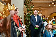 Auf der Treppe im Eingang überbringen die Sternsingerinnen und –singer ihre Gruß. Foto: Senatspressestelle