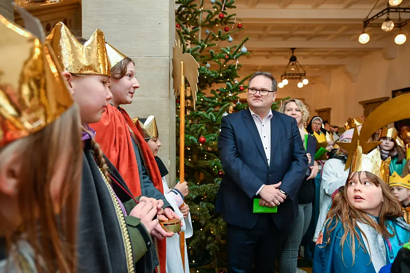 Auf der Treppe im Eingang überbringen die Sternsingerinnen und –singer ihre Gruß. Foto: Senatspressestelle