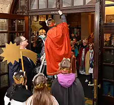 Der Eingang des Rathauses wird mit dem Segensspruch markiert. Foto: Senatspressestelle