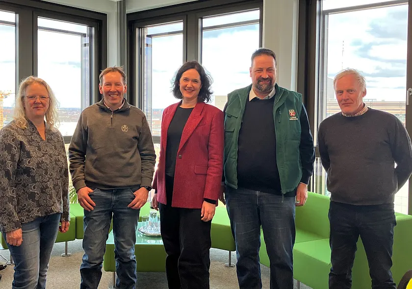 Andrea Geerken von den Landfrauen Bremen, der Präsident des Bauernverbandes Bremen, Hilmer Garbade, Senatorin Kathrin Moosdorf, der Präsident des Landvolkes Niedersachsen, Dr. Holger Hennies, sowie der Vertreter der Vereinigung Land schafft Verbindung, Uwe Michaelis, (von links) haben sich konstruktiv über die Belange der Landwirtinnen und Landwirte ausgetauscht. Foto: Umweltressort