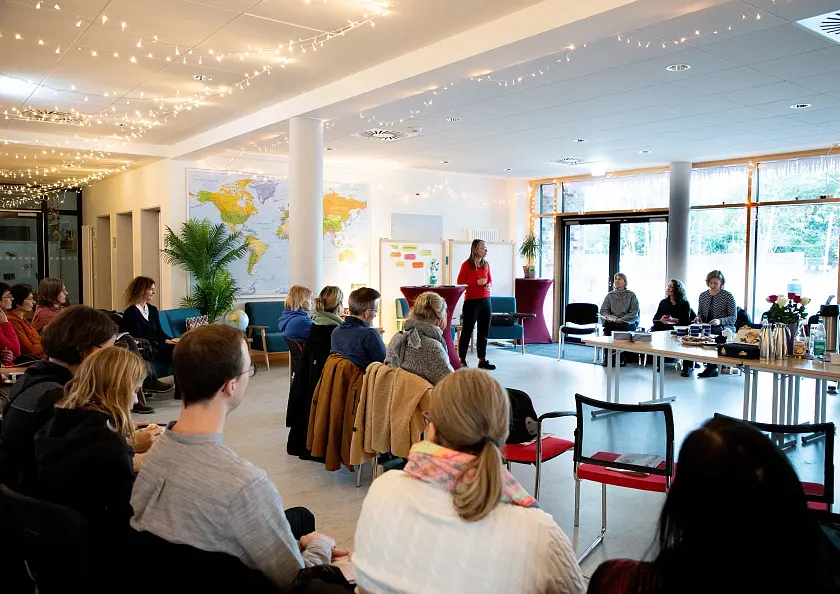 Die Senatorin für Kinder und Bildung, Sascha Karolin Aulepp (stehend) stellte Sprachförderkräften eine neue Sprachförderbroschüre im Kinder- und Familienzentrum August-Bebel-Allee vor. Foto: Bildungsressort