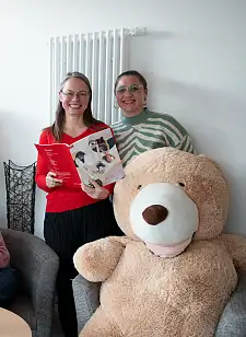 Kinder- und Bildungssenatorin Sascha Karolin Aulepp (links) und Merve Dertli aus der Leitung des Kinder- und Familienzentrum August-Bebel-Allee mit der neuen Broschüre. Foto: Bildungsressort