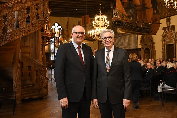 Bürgermeister Andreas Bovenschulte (links) gratulierte dem ehemaligen Bürgermeister Klaus Wedemeier an dessen 80 Geburtstag in der Oberen Rathaushallte. Foto: Senatsprssestelle