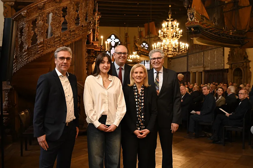 Anlässlich des Geburtstags Wedemeiers (rechts) gab es ein europapolitisches Symposium. Dabei diskutierten (von links): Prof. Arndt Wonka (Uni Bremen), Paula Lozano Everszumrode (Studentin), Bürgermeister Andreas Bovenschulte und Uni-Rektorin Prof. Jutta Günther. Foto: Senatspressestelle