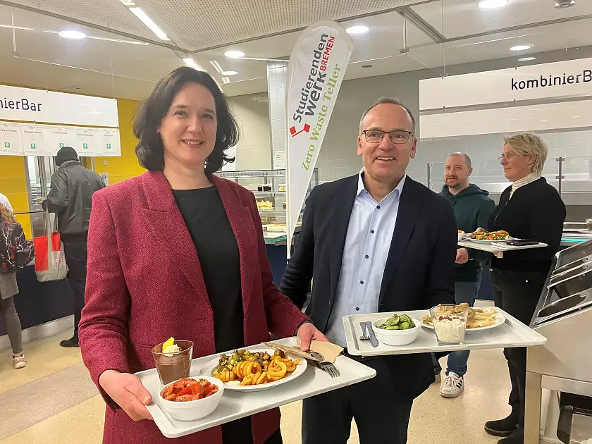 Senatorin Kathrin Moosdorf und der Geschäftsführer des Studierendenwerkes in Bremen Hauke Kieschnick probieren das neue Angebot in der Unimensa, den Zero Waste Teller. Foto: Umweltressort