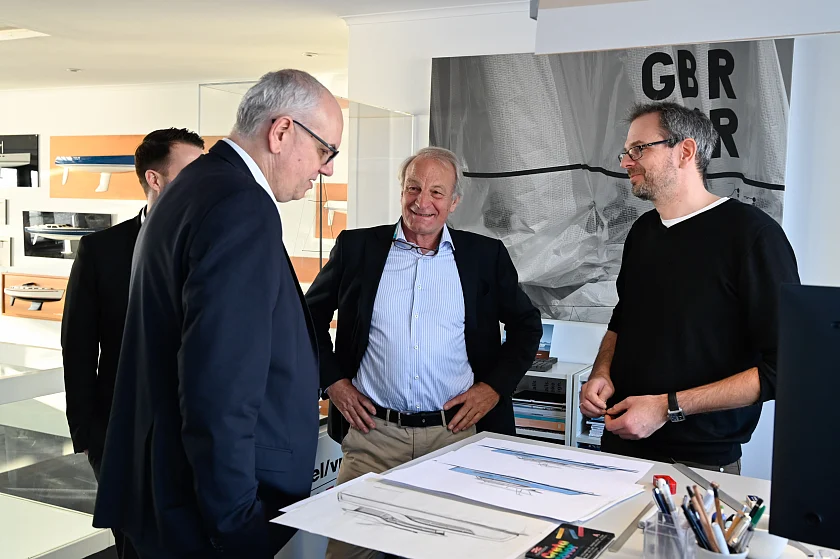Bei seinem Besuch bei Judel/Vrolijk erhielt Bürgermeister Bovenschulte unter anderem Einblicke in die Konstruktion von Segel- und Motoryachten. Personen (v.l.): Bürgermeister Bovenschulte; Torsten Conradi, Geschäftsführender Gesellschafter bei Judel/Vrolijk; Jan Kuhnert, Angestellter. Foto: Senatspressestelle