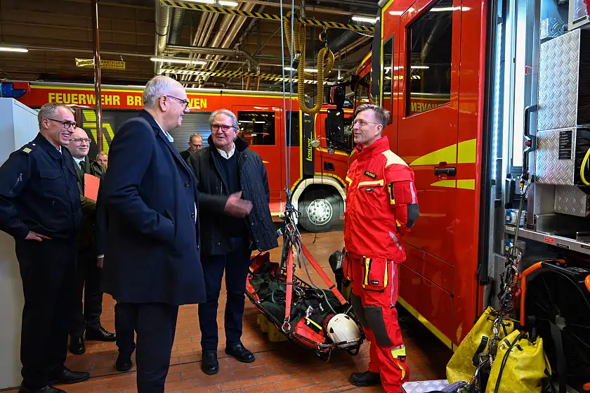 Was bedeutet es als Höhenretter und Schiffsbrandbekämpfer bei der Feuerwehr zu arbeiten? Darüber berichtet Bent Goldberg (rechts) von der Feuerwehr Bremerhaven. Personen (v.l.): Jens Cordes, Leiter der Feuerwehr Bremerhaven; Bürgermeister Andreas Bovenschulte; Jörn Hoffmann, Mitglied des Ausschusses für öffentliche Sicherheit; Bent Goldberg, Höhenretter und Schiffsbrandbekämpfer Feuerwehr Bremerhaven. Foto: Senatspressestelle