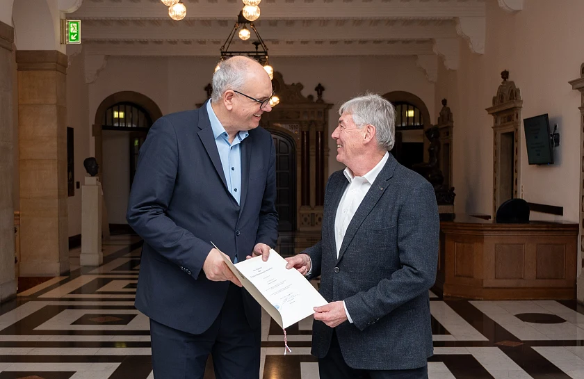 Abschied in bester Laune: Bürgermeister Andras Bovenschulte bei der Verabschiedung von Gerd Aumund als Ortsamtsleiter Bremen-Seehausen. Foto: Senatspressestelle