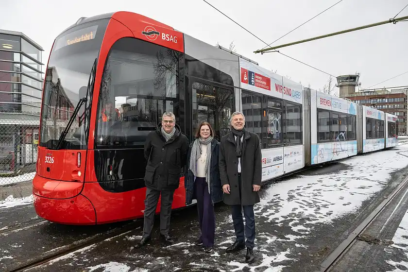 Stellten gemeinsam die Straßenbahn im 100-Jahre-Flugzeugbau-Look vor (v.l.n.r.): Andreas Heyer, Vorsitzender der Geschäftsführung der WFB Wirtschaftsförderung Bremen GmbH, Kristina Vogt, Senatorin für Wirtschaft, Häfen und Transformation, und Joachim Betker, Standortleiter Airbus Bremen. Foto: WFB/Jan Rathke