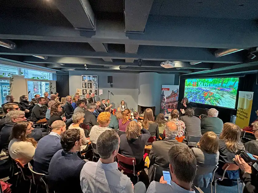 Senatorin für Bau, Mobilität und Stadtentwicklung Özlem Ünsal zu Gast beim Bundesverband Carsharing im Bremer Presseclub im Schnoor. Foto: Bauressort