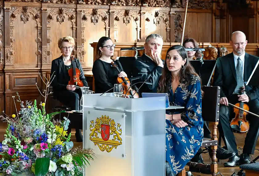 Die Journalistin Gilda Sahebi während ihrer Rede. Foto: Senatspressestelle