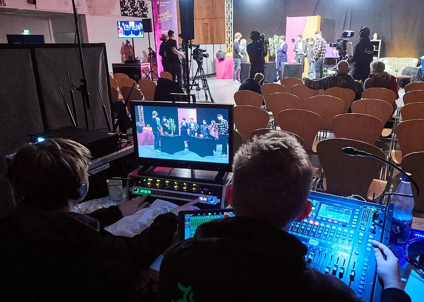 Auszubildende der Wilhelm Wagenfeld Schule produzieren ihre erste Sendung in Bremens erstes digitales Schul-Fernsehstudio. Foto: Michael Schnelle, SKB Fotoarchiv. 